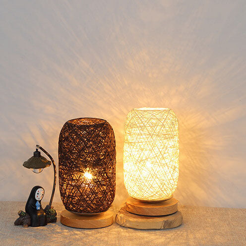 Industrialna lampka stołowa z rattanu i drewna – Japandi, minimalistyczny design i naturalny urok
