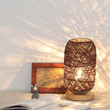 Industrialna lampka stołowa z rattanu i drewna – Japandi, minimalistyczny design i naturalny urok