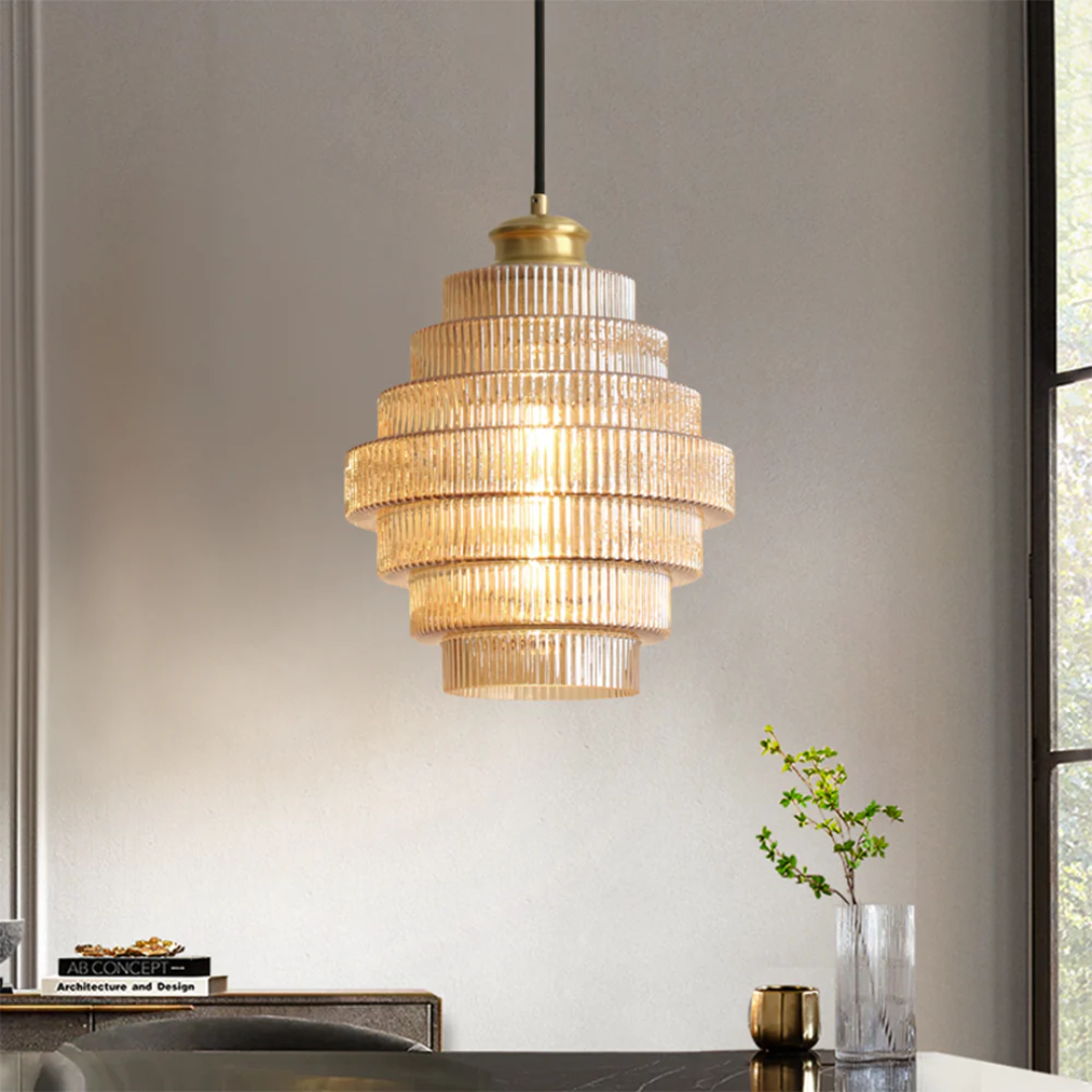 Falująca szklana lampa wisząca z żebrowanym kloszem i mosiężnymi detalami