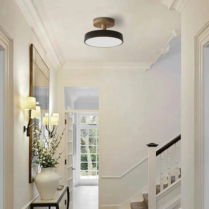 Skandynawska Lampa Sufitowa z Drewnianą Bazą – Subtelny Pastelowy Design