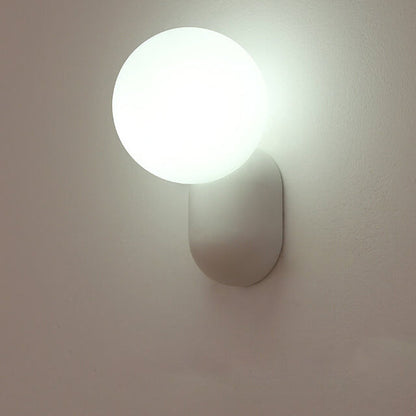 Nowoczesna lampa ścienna z żywicy i szkła w stylu skandynawskim