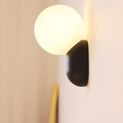 Nowoczesna lampa ścienna z żywicy i szkła w stylu skandynawskim