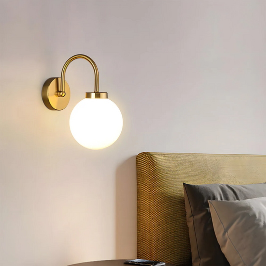 Wintage'owa lampa ścienna z szklaną kulą i ciepłym światłem LED