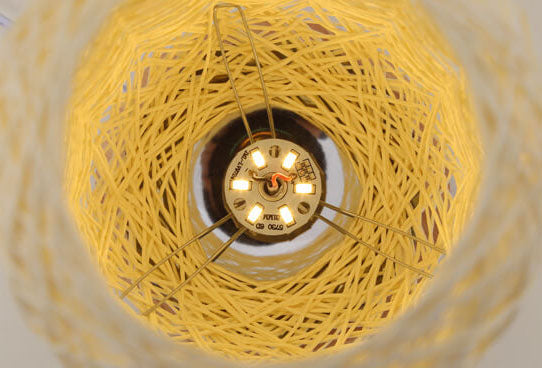 Industrialna lampka stołowa z rattanu i drewna – Japandi, minimalistyczny design i naturalny urok