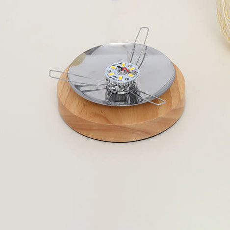 Industrialna lampka stołowa z rattanu i drewna – Japandi, minimalistyczny design i naturalny urok