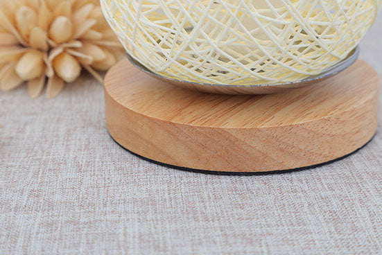 Industrialna lampka stołowa z rattanu i drewna – Japandi, minimalistyczny design i naturalny urok