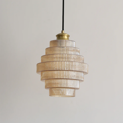 Falująca szklana lampa wisząca z żebrowanym kloszem i mosiężnymi detalami