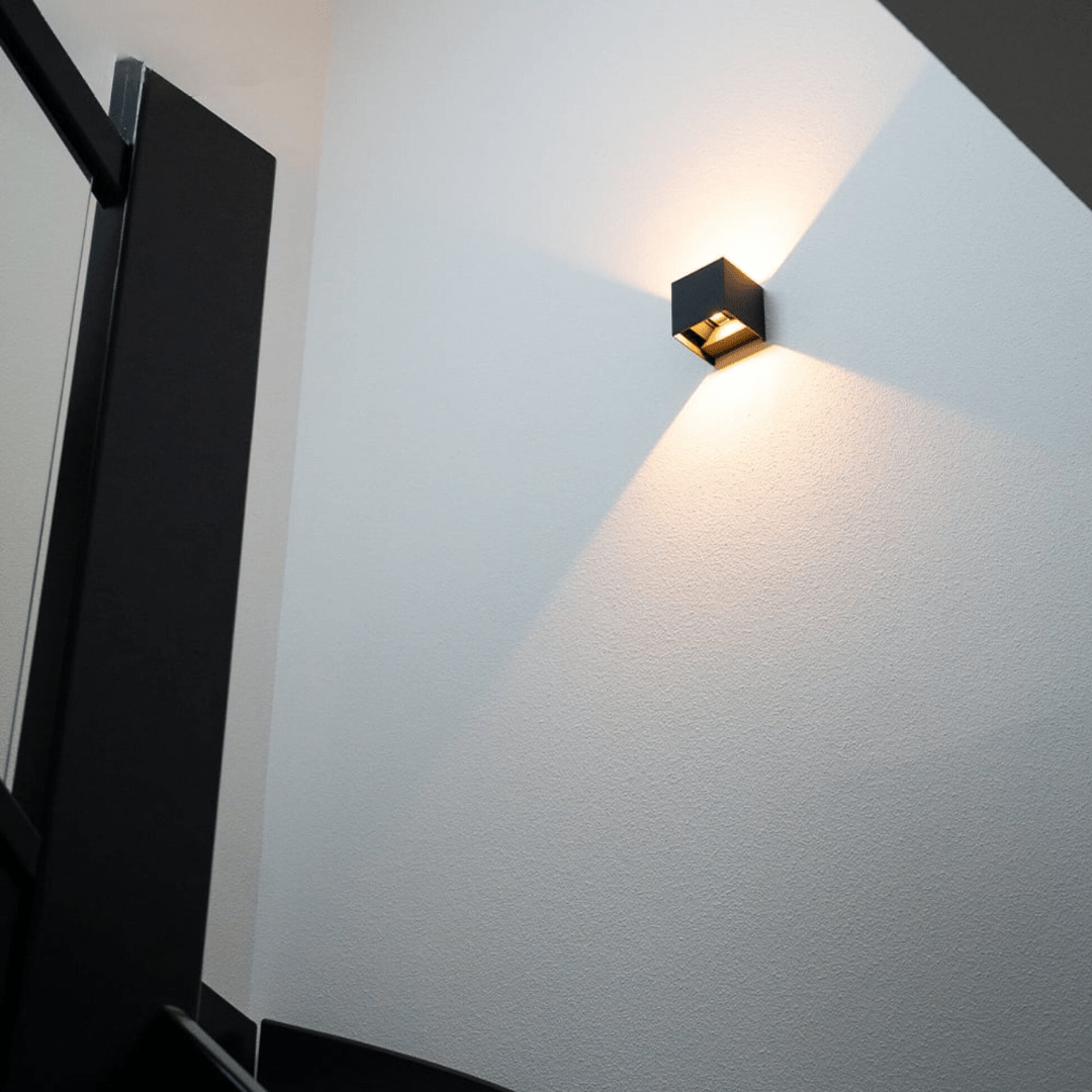 Kabo – Designerska Lampa Ścienna z Czujnikiem Ruchu i Minimalistycznym Projektem