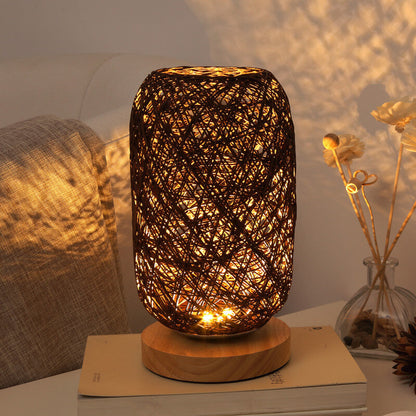 Industrialna lampka stołowa z rattanu i drewna – Japandi, minimalistyczny design i naturalny urok