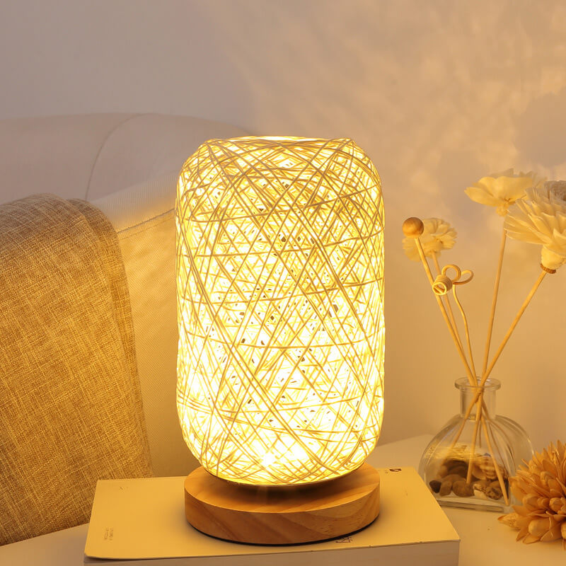 Industrialna lampka stołowa z rattanu i drewna – Japandi, minimalistyczny design i naturalny urok