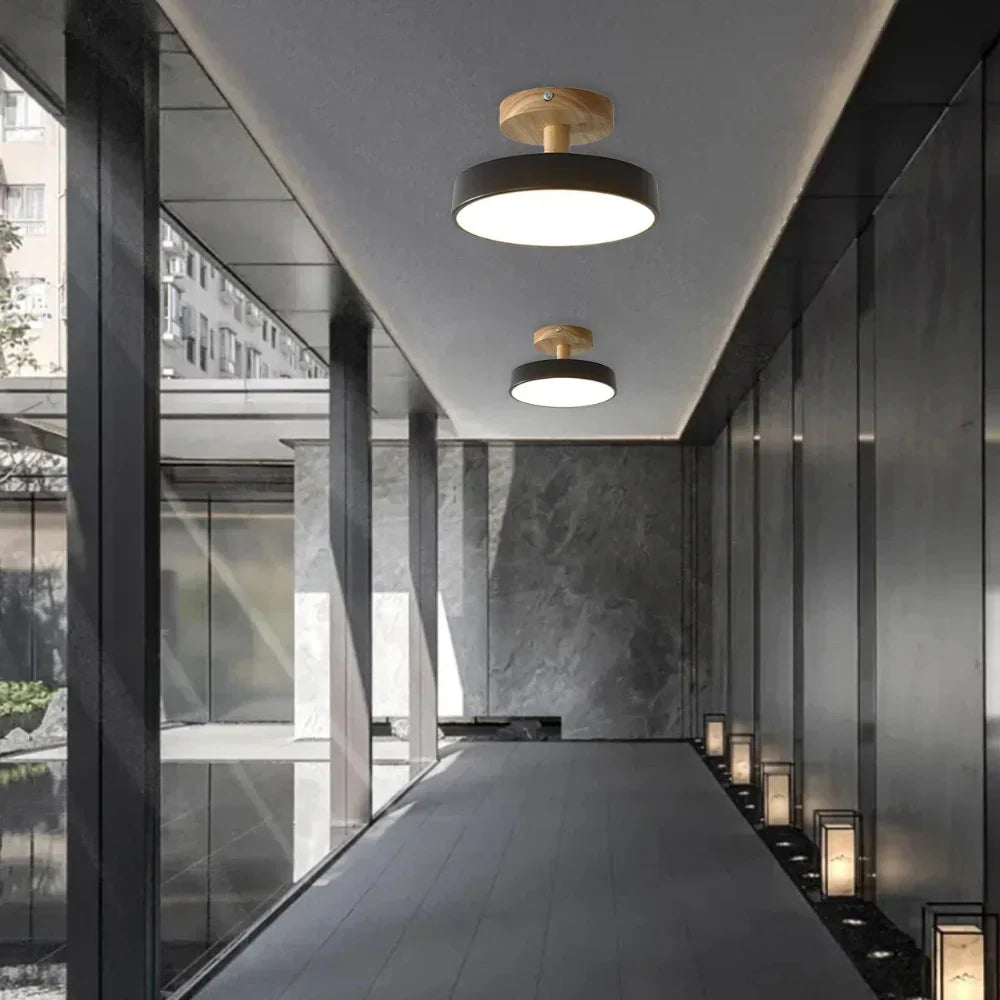 Skandynawska Lampa Sufitowa z Drewnianą Bazą – Subtelny Pastelowy Design