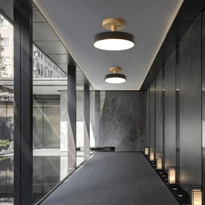 Skandynawska Lampa Sufitowa z Drewnianą Bazą – Subtelny Pastelowy Design