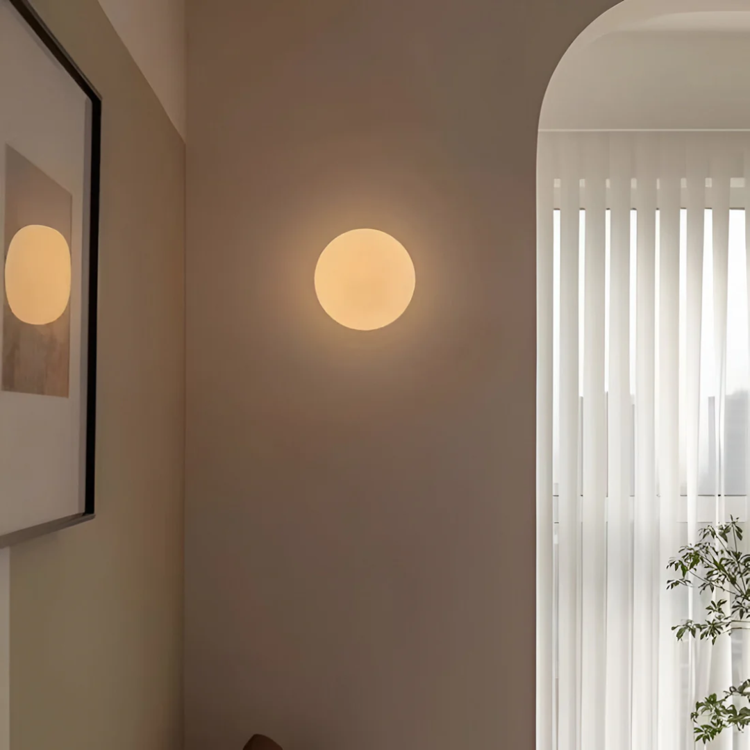 Elegancka nowoczesna szklana lampa ścienna z ciepłym światłem LED i minimalistycznym stylem