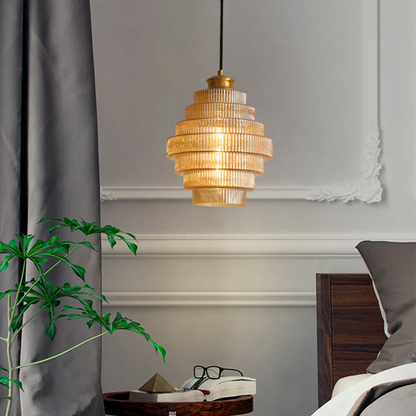 Falująca szklana lampa wisząca z żebrowanym kloszem i mosiężnymi detalami