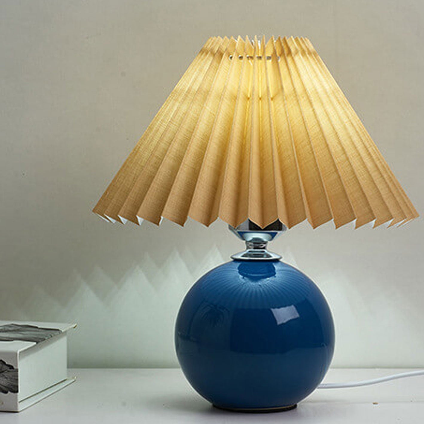 Nowoczesna ceramiczna lampa stołowa z tkaninowym abażurem – dostępna w wielu kolorach