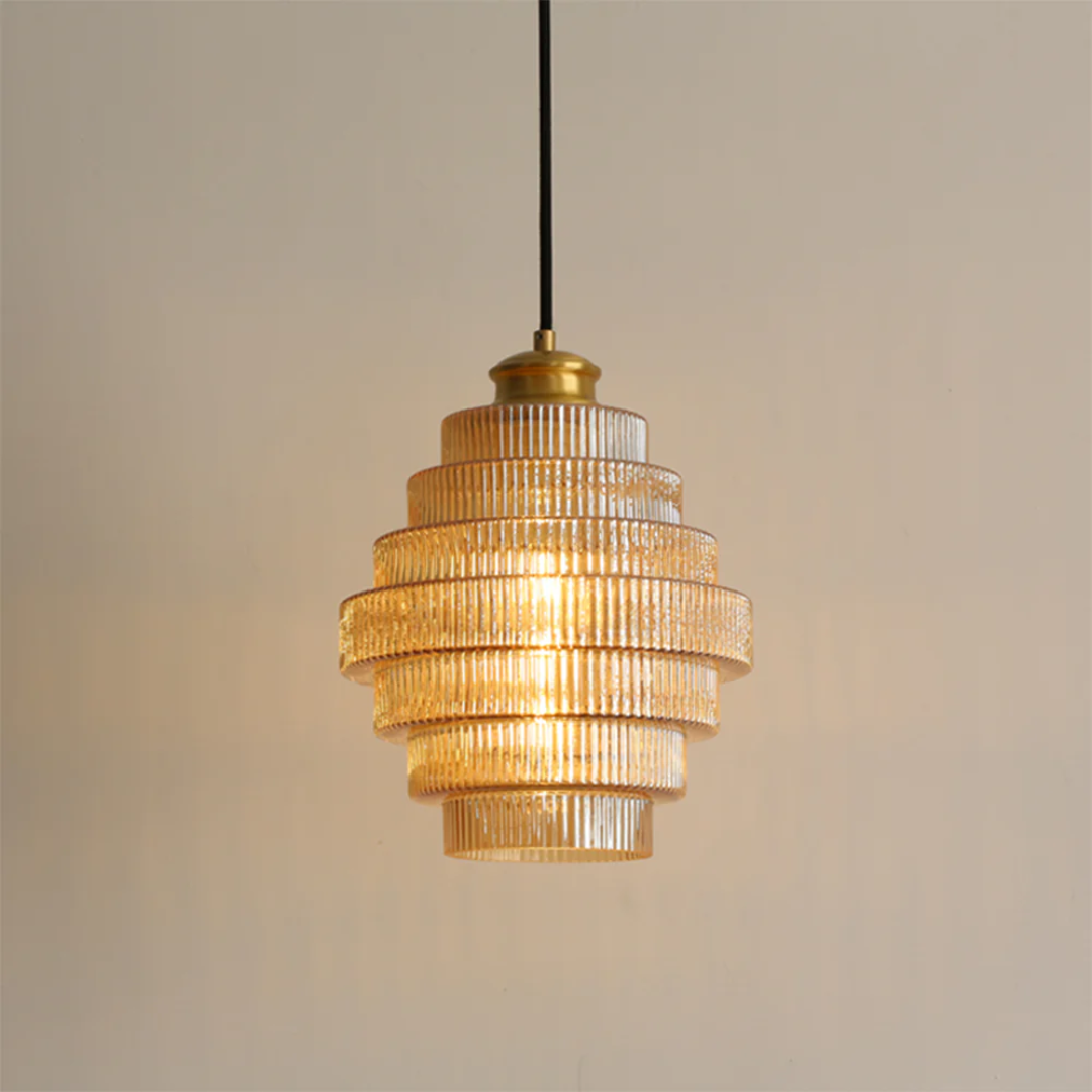 Falująca szklana lampa wisząca z żebrowanym kloszem i mosiężnymi detalami