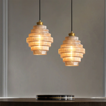 Falująca szklana lampa wisząca z żebrowanym kloszem i mosiężnymi detalami