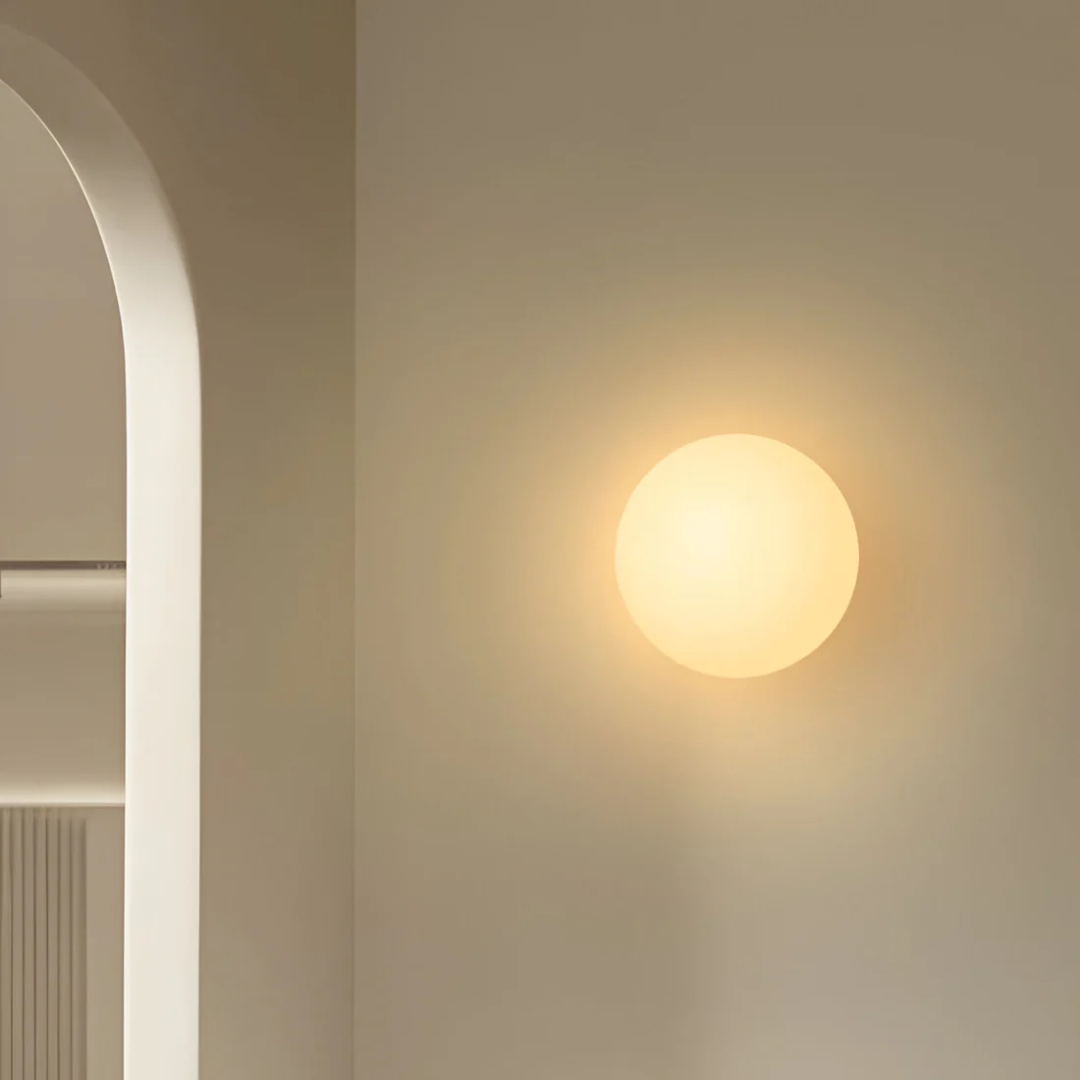 Elegancka nowoczesna szklana lampa ścienna z ciepłym światłem LED i minimalistycznym stylem