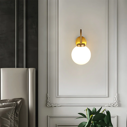 Wintage'owa lampa ścienna z szklaną kulą i ciepłym światłem LED