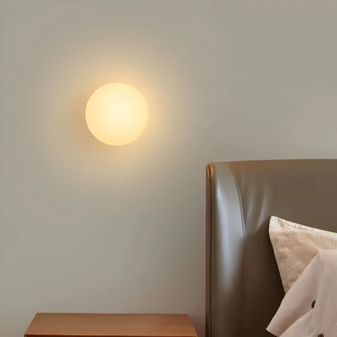 Elegancka nowoczesna szklana lampa ścienna z ciepłym światłem LED i minimalistycznym stylem