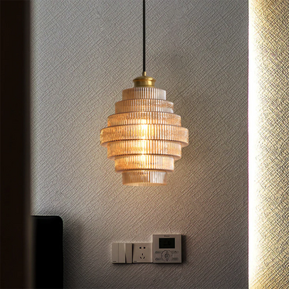 Falująca szklana lampa wisząca z żebrowanym kloszem i mosiężnymi detalami
