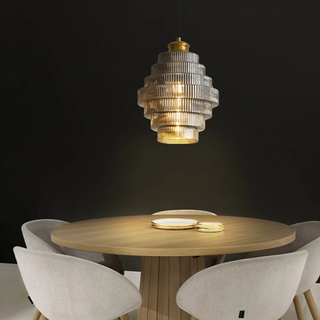 Falująca szklana lampa wisząca z żebrowanym kloszem i mosiężnymi detalami