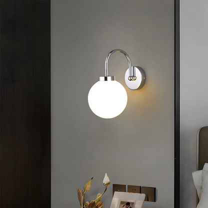 Wintage'owa lampa ścienna z szklaną kulą i ciepłym światłem LED