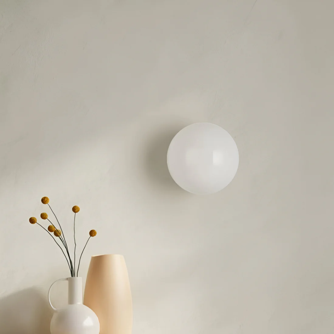 Elegancka nowoczesna szklana lampa ścienna z ciepłym światłem LED i minimalistycznym stylem