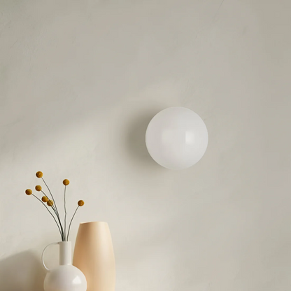 Elegancka nowoczesna szklana lampa ścienna z ciepłym światłem LED i minimalistycznym stylem