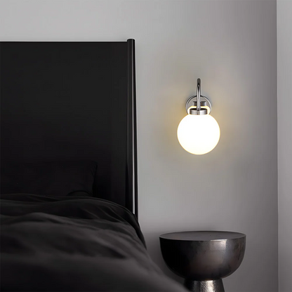 Wintage'owa lampa ścienna z szklaną kulą i ciepłym światłem LED