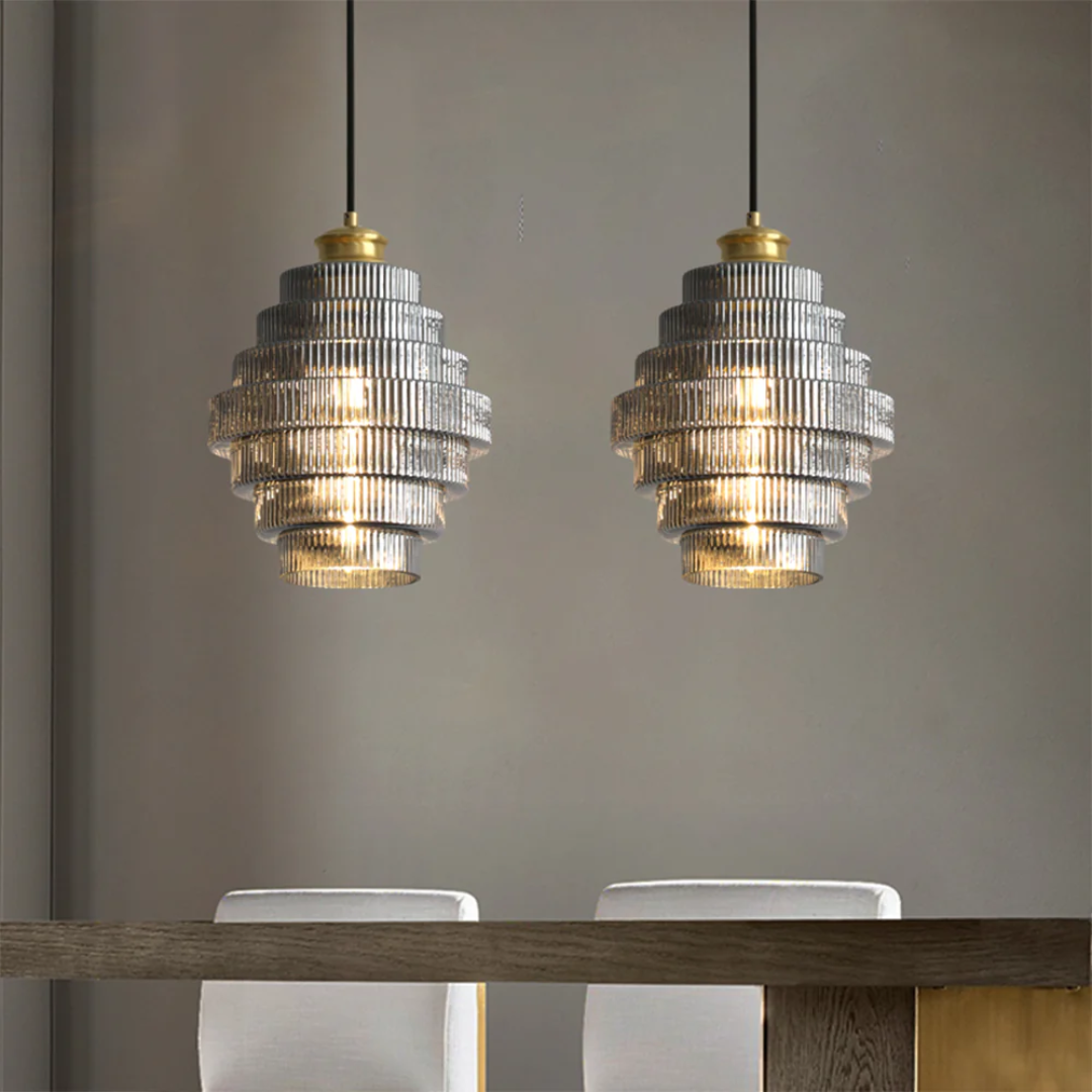 Falująca szklana lampa wisząca z żebrowanym kloszem i mosiężnymi detalami