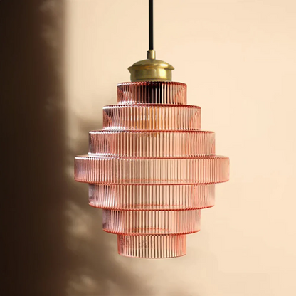 Falująca szklana lampa wisząca z żebrowanym kloszem i mosiężnymi detalami