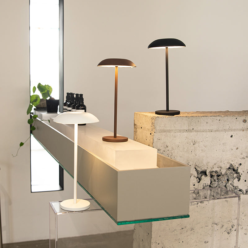 Ironia – Ładowalna Lampa Stołowa z Żelaza z Sterowaniem Dotykowym