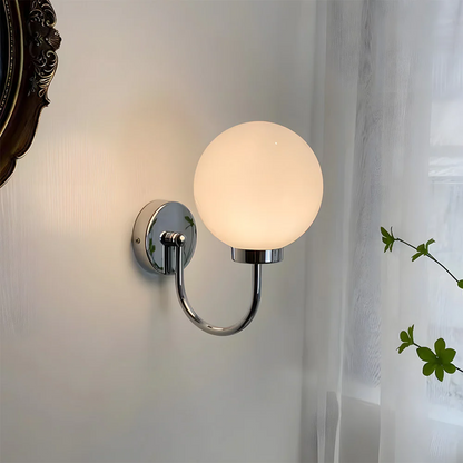 Wintage'owa lampa ścienna z szklaną kulą i ciepłym światłem LED