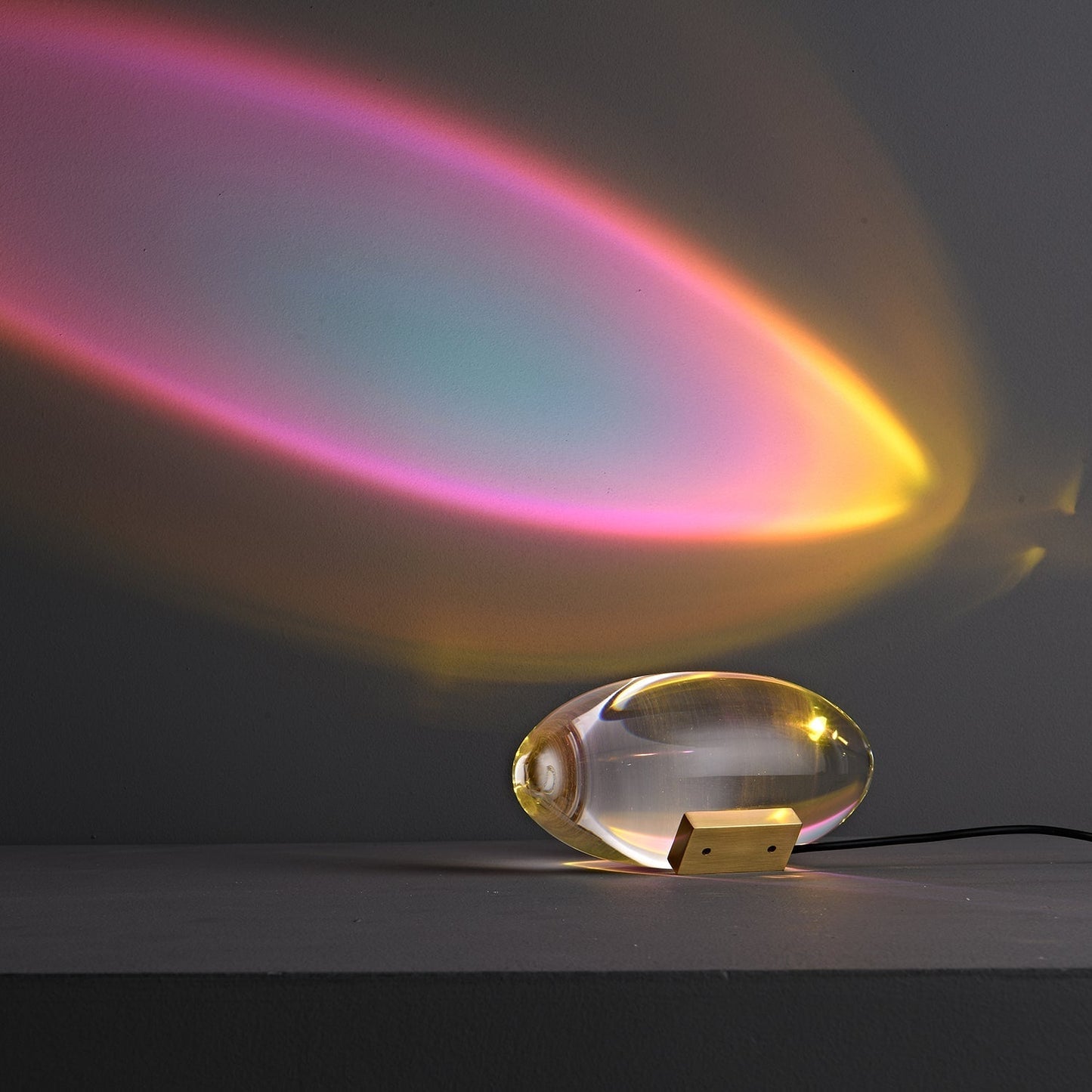 Elegancka lampa stołowa z kryształową soczewką – nastrojowy klimat światła i różnorodne tryby LED