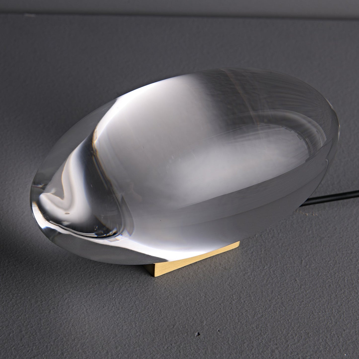 Elegancka lampa stołowa z kryształową soczewką – nastrojowy klimat światła i różnorodne tryby LED