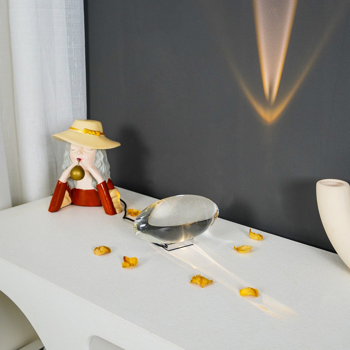 Elegancka lampa stołowa z kryształową soczewką – nastrojowy klimat światła i różnorodne tryby LED