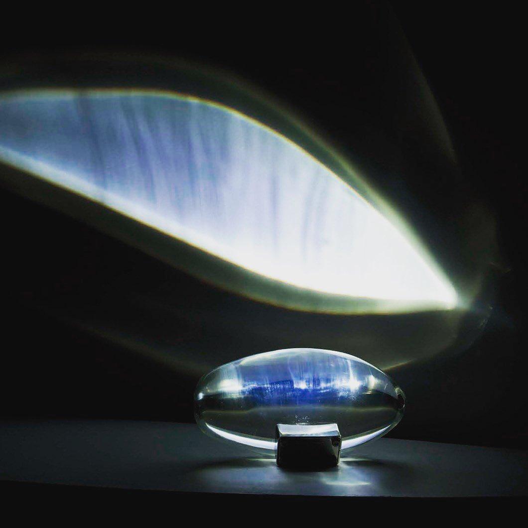Elegancka lampa stołowa z kryształową soczewką – nastrojowy klimat światła i różnorodne tryby LED