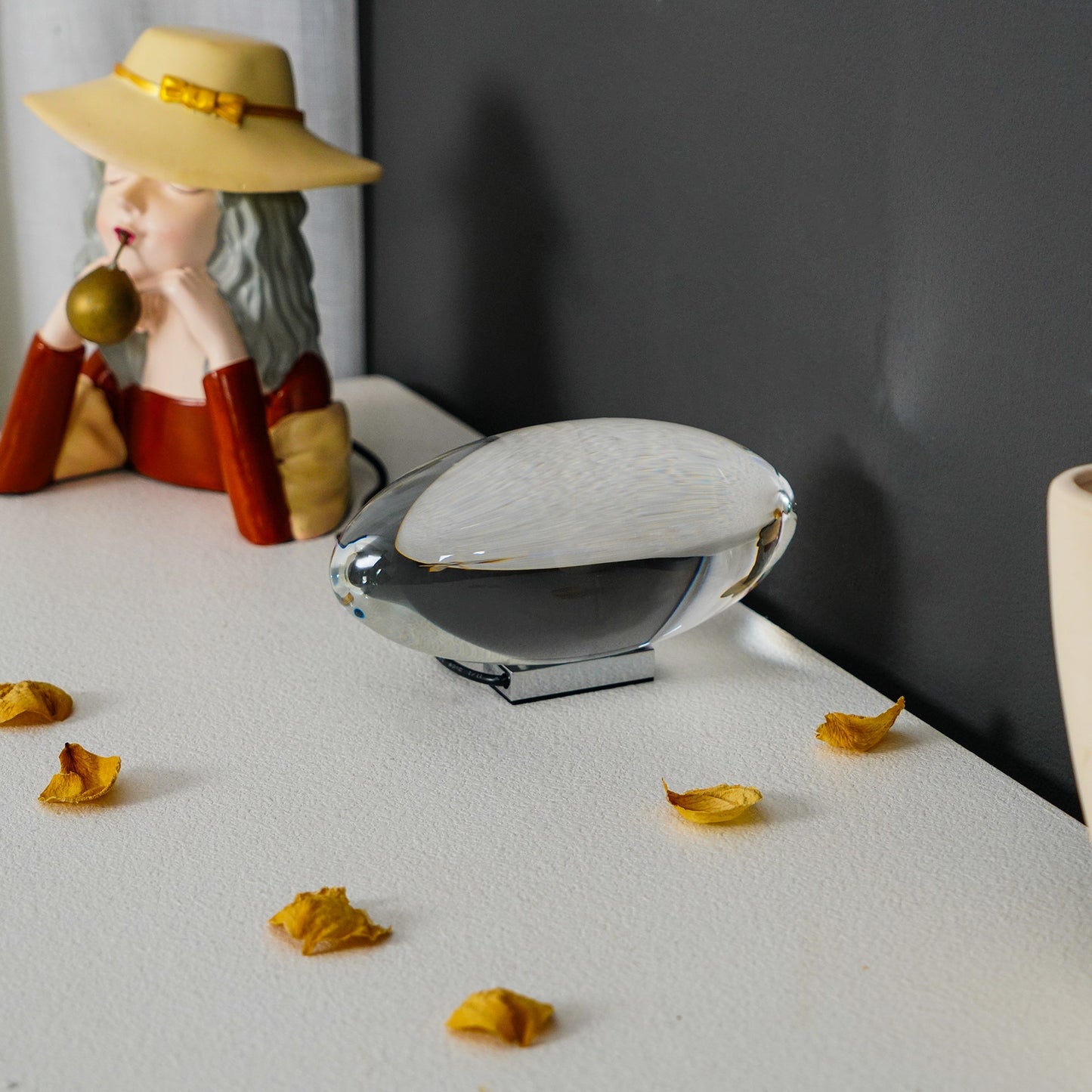 Elegancka lampa stołowa z kryształową soczewką – nastrojowy klimat światła i różnorodne tryby LED