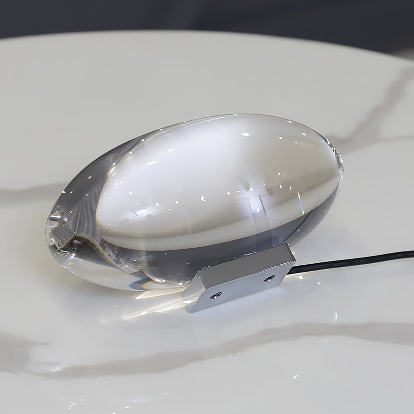Elegancka lampa stołowa z kryształową soczewką – nastrojowy klimat światła i różnorodne tryby LED