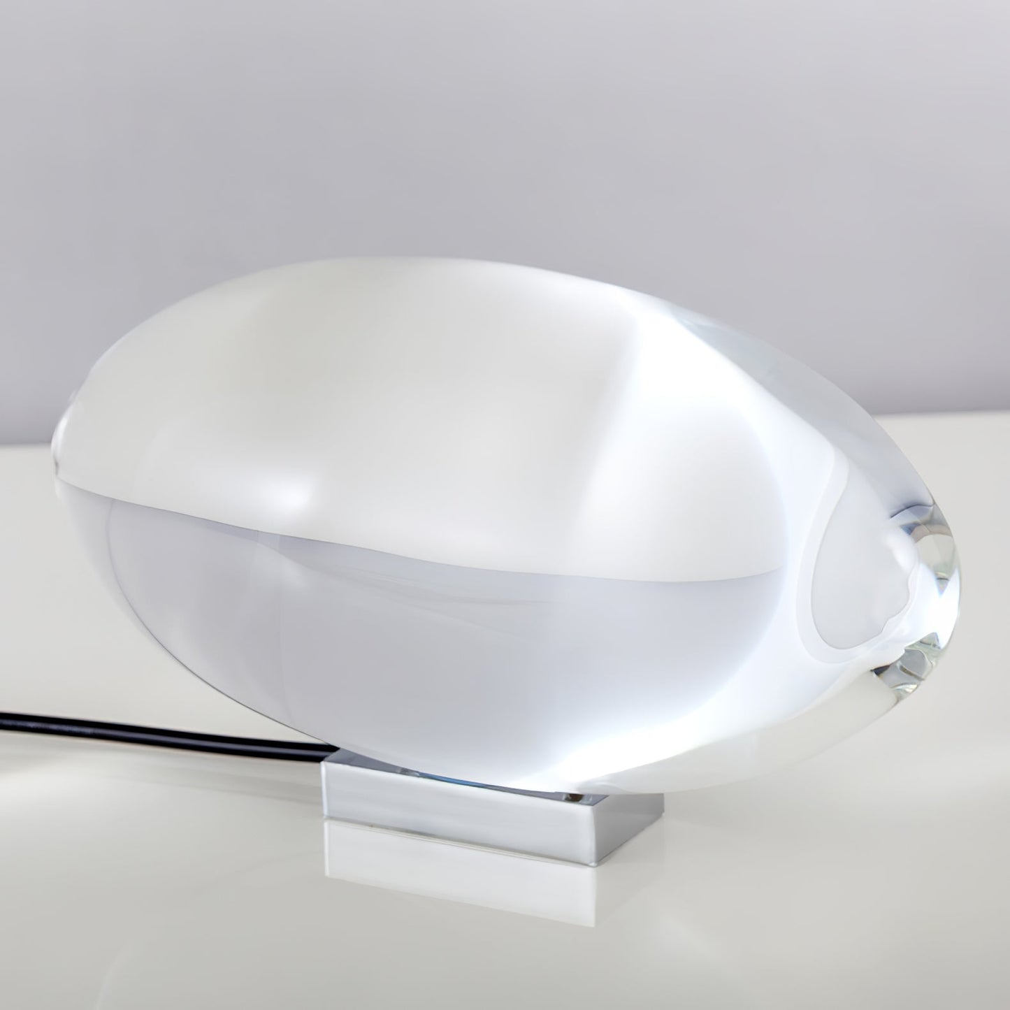 Elegancka lampa stołowa z kryształową soczewką – nastrojowy klimat światła i różnorodne tryby LED