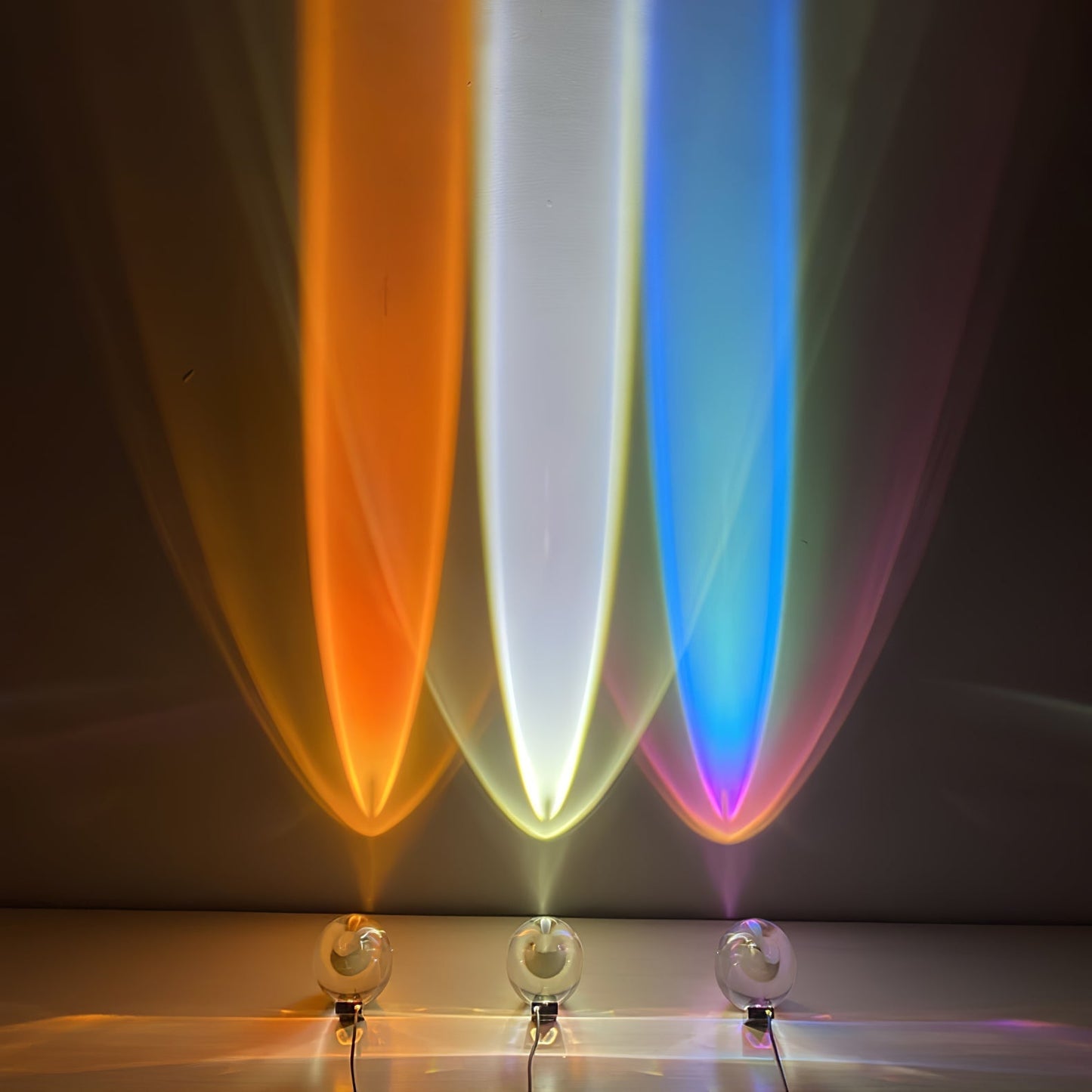 Elegancka lampa stołowa z kryształową soczewką – nastrojowy klimat światła i różnorodne tryby LED
