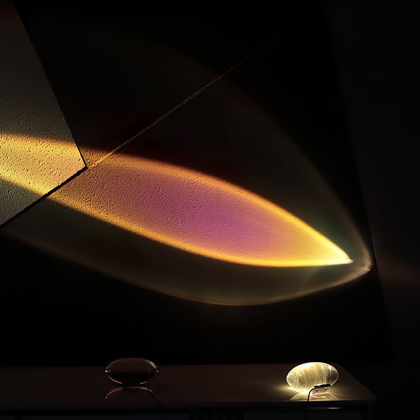 Elegancka lampa stołowa z kryształową soczewką – nastrojowy klimat światła i różnorodne tryby LED