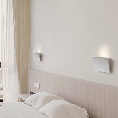 Minimalistyczna Lampa Ścienna LED do Sypialni – Prosta, Nowoczesna i Funkcjonalna
