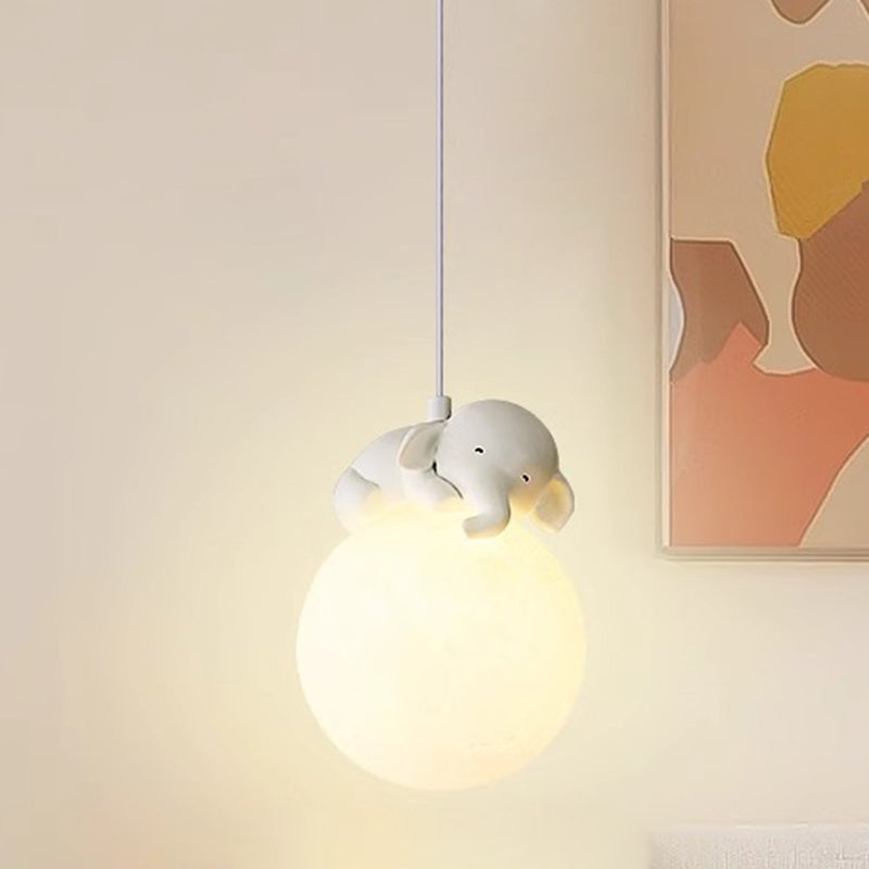 Biała lampa wisząca w minimalistycznym stylu z motywem kreskówkowym i oprawką G9