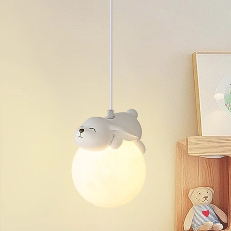 Biała lampa wisząca w minimalistycznym stylu z motywem kreskówkowym i oprawką G9