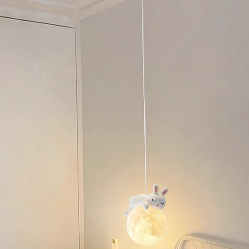 Biała lampa wisząca w minimalistycznym stylu z motywem kreskówkowym i oprawką G9
