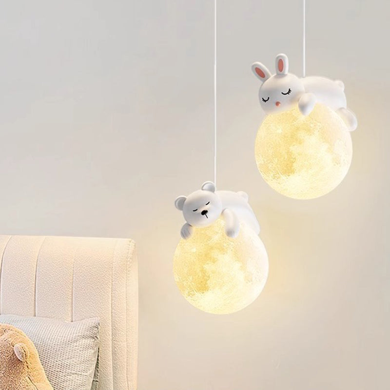 Biała lampa wisząca w minimalistycznym stylu z motywem kreskówkowym i oprawką G9