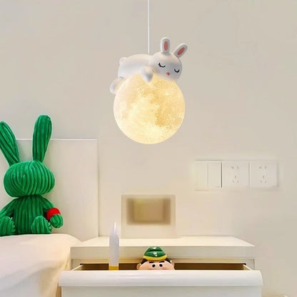 Biała lampa wisząca w minimalistycznym stylu z motywem kreskówkowym i oprawką G9