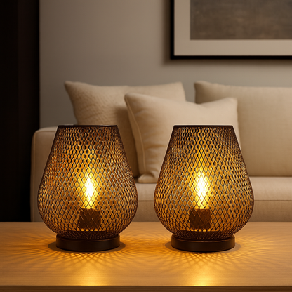 Elegancka metalowa lampa stołowa z unikalnym wzorem i ciepłym światłem LED